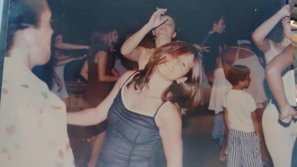 Foto analógica da minha tia Rô dançando, deve estar no sangue
