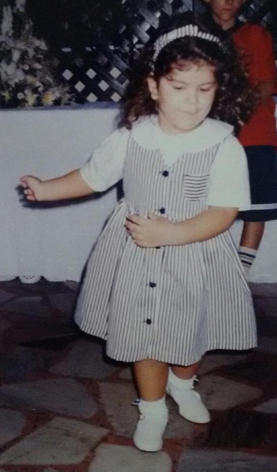 Na foto de capa desse post temos minha tia Rô dançando e aqui, eu, com alguns anos de idade