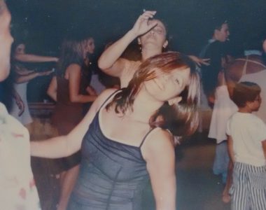 Foto analógica da minha tia Rô dançando, deve estar no sangue